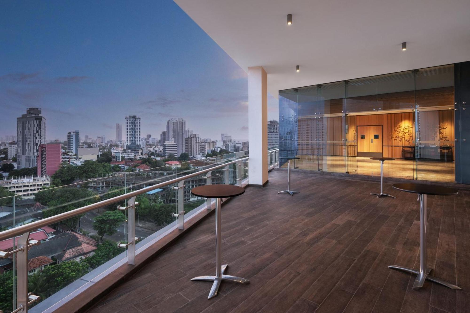 Courtyard By Marriott Colombo Hotel Екстериор снимка